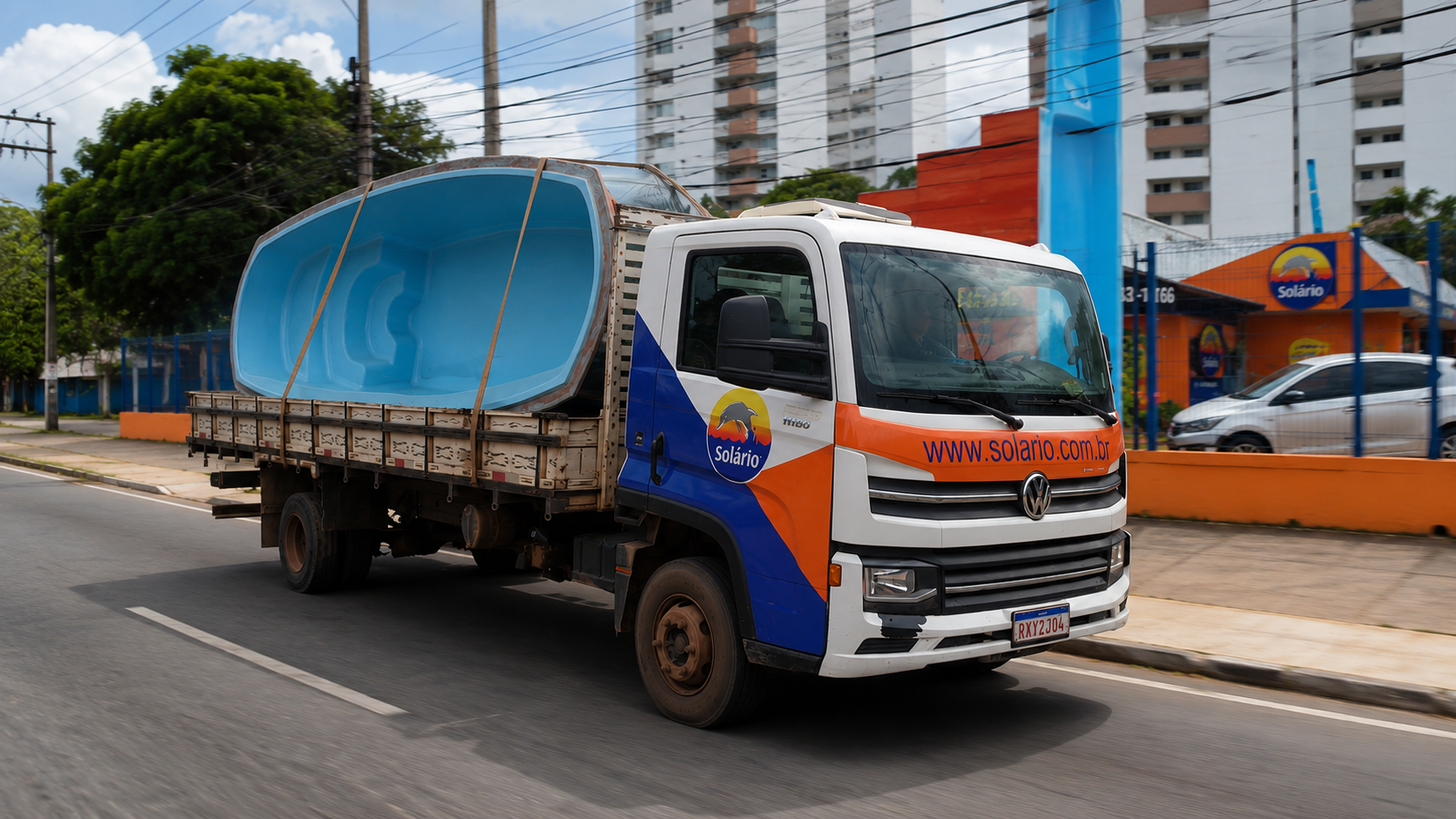 Caminhão da Solário entregando a piscina Tapajós numa rua residencial