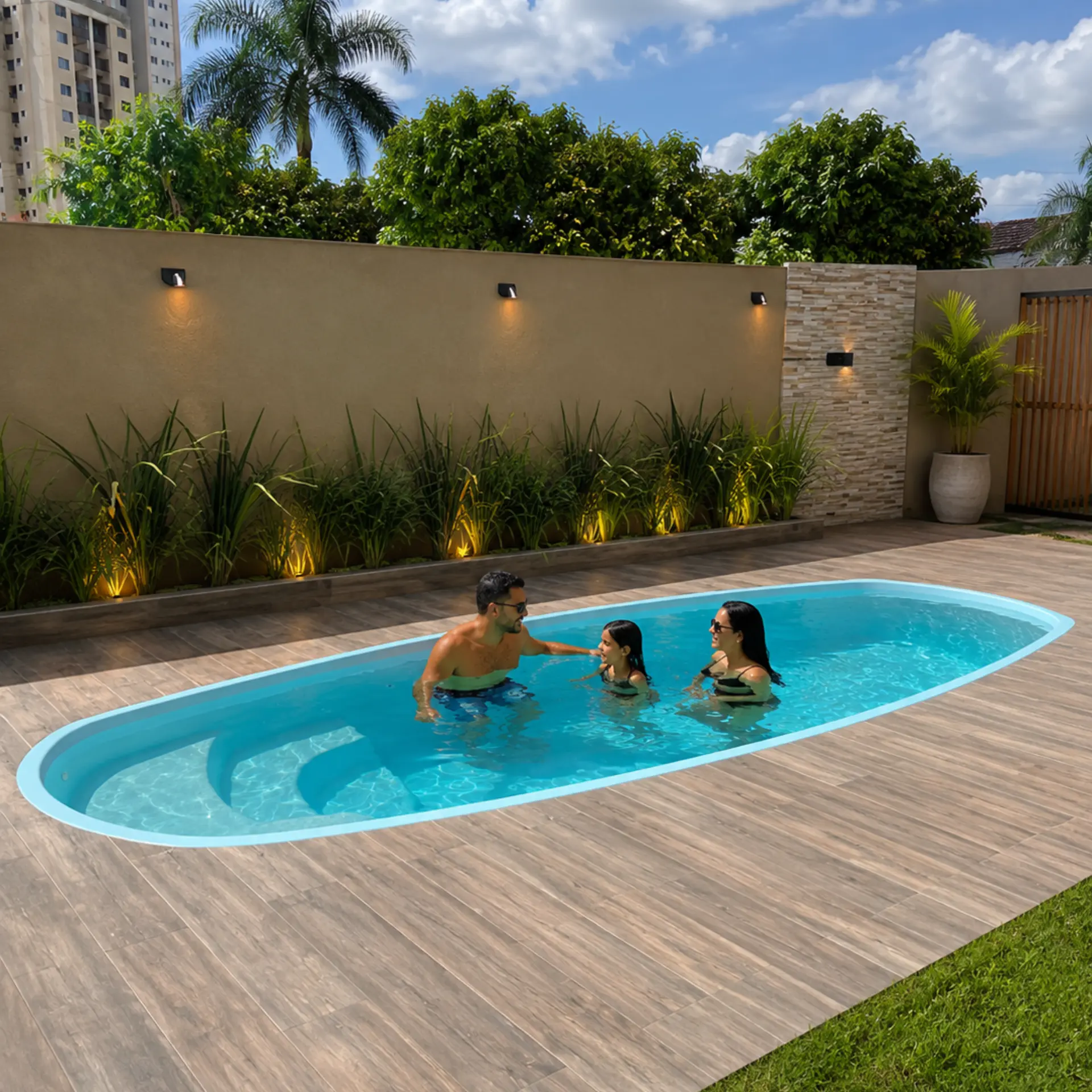 Três pessoas conversando dentro da piscina