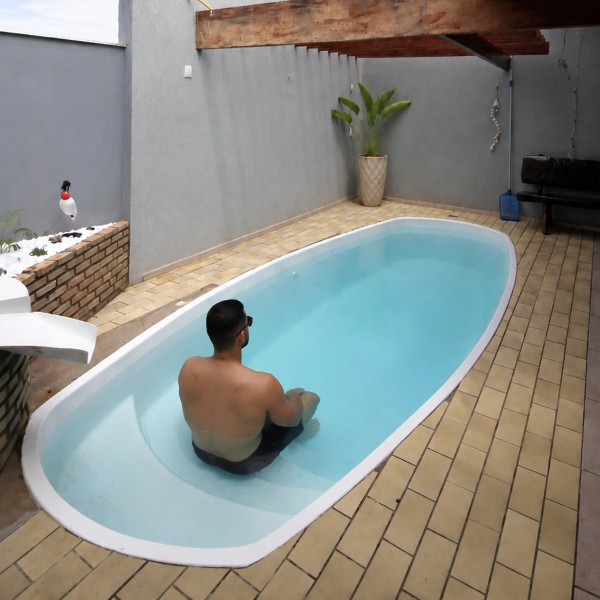 Homem relaxando sozinho na piscina