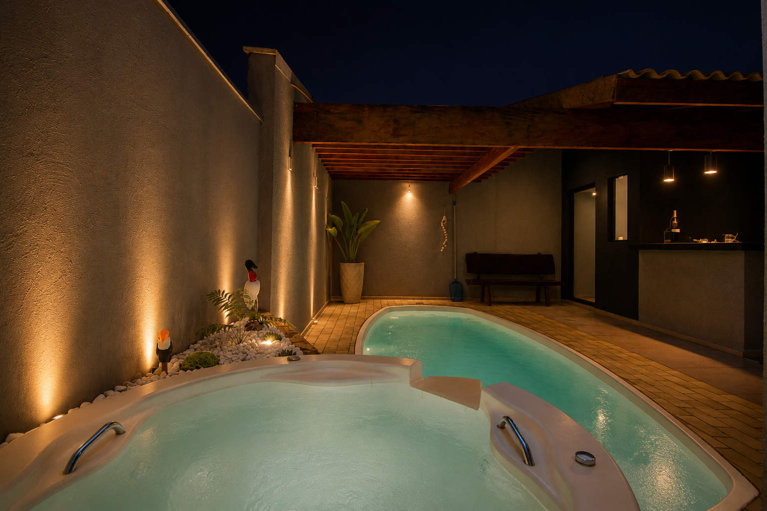 Piscina iluminada em área externa